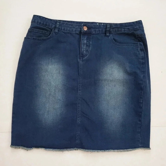 Women's EVY'S TREE Short Denim Skirt Raw Hem Fade Patches SZ 10/12‎ - Picture 1 of 10